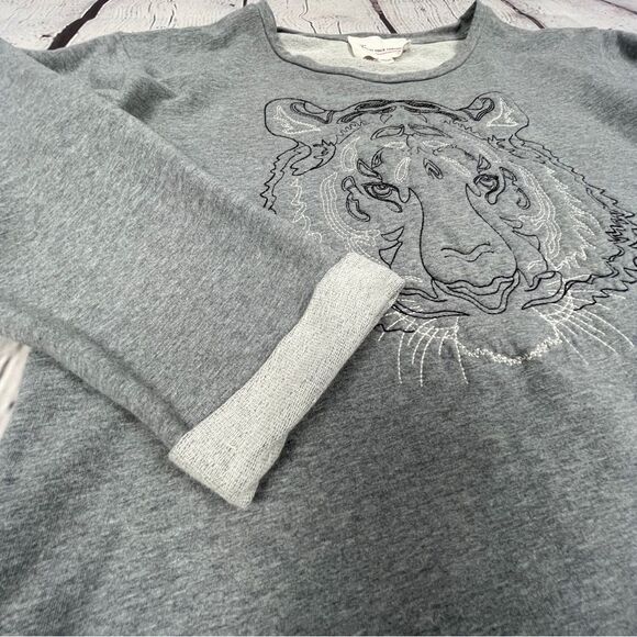 TWO BY VINCE CAMUTO tiger embroidery soft grey sweater, size PM - Picture 5 of 13